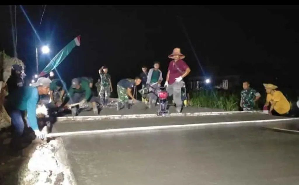 Tembus Malam, Satgas TMMD 129 dan Warga Panyepen Gotong Royong Cor Jalan Beton