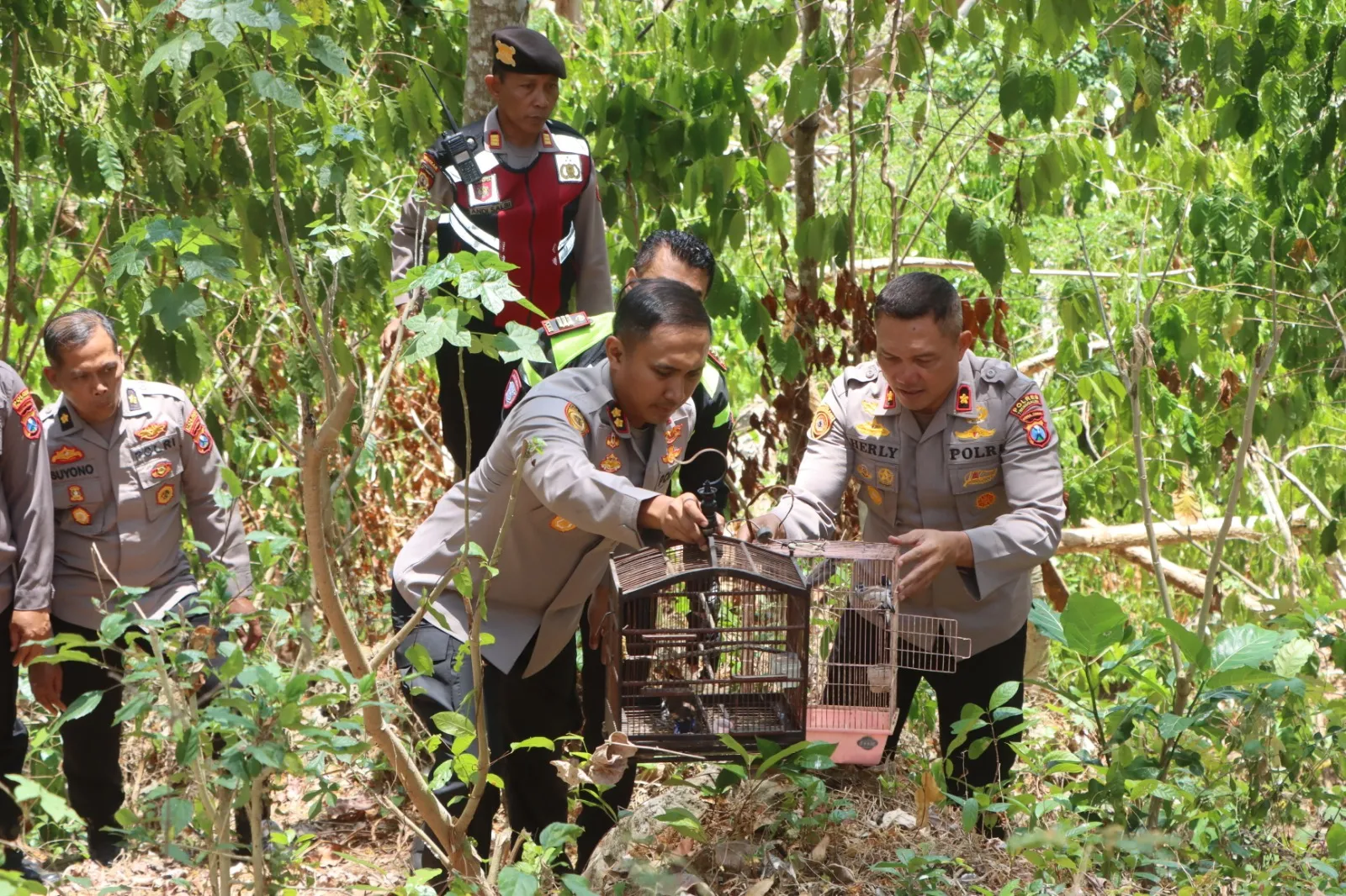 Aksi Ecology Policing Polres Trenggalek Selamatkan Sumber Mata Air Atasi Kekeringan