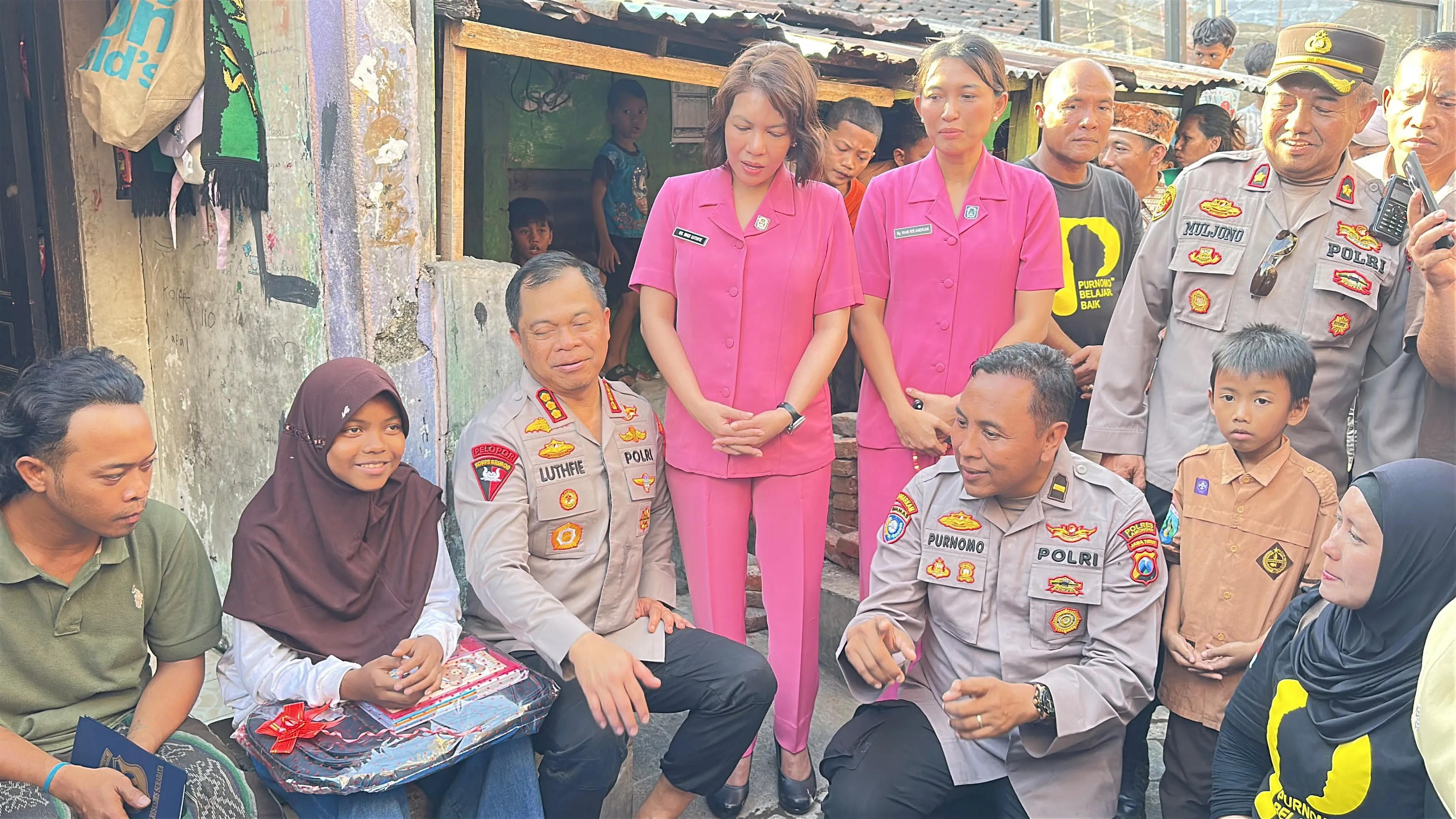 Luthfie Daily Berbagi, Kapolrestabes Surabaya Bersama Purnomo Polisi Baik Berikan Bantuan dan Beasiswa