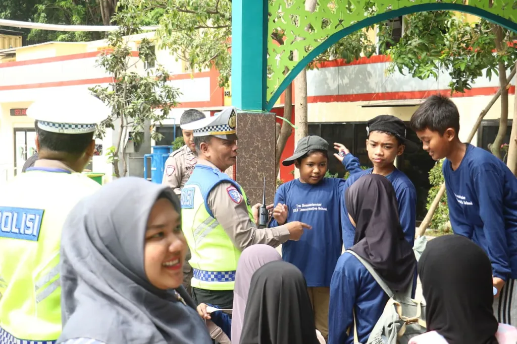 Polres Tanjung Perak Tanamkan Disiplin dan Tertib Lalu Lintas kepada Siswa SD
