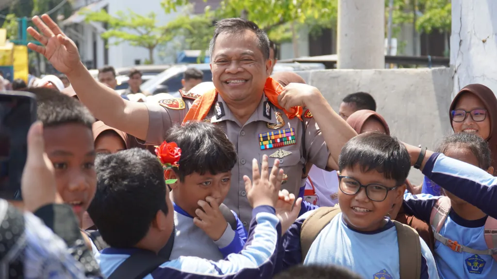 Polrestabes Surabaya Gelar Syukuran HUT Presiden Prabowo Subianto, Ratusan Siswa SD Ikuti Wisata Edukasi