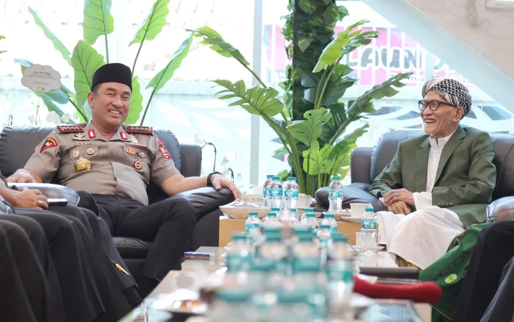 Perkuat Sinergi dengan Ulama, Kapolri Silaturahmi dengan Rais Aam PBNU di Surabaya
