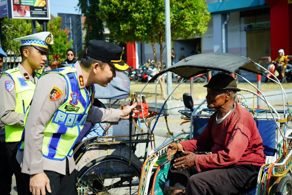 Rangkul Abang Becak, Polres Ponorogo Wujudkan Semangat 'Polisi Bersama Masyarakat' Tanpa Sekat