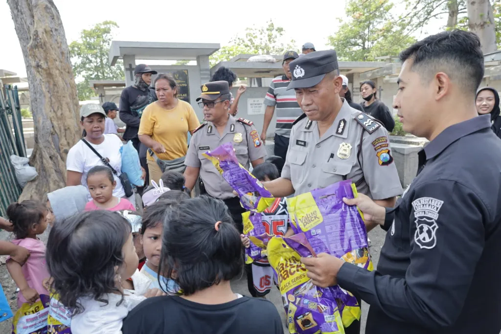 Sambut HUT ke-75 Humas Polri, Polrestabes Surabaya Bagikan 75 Paket Sembako di Kembang Kuning