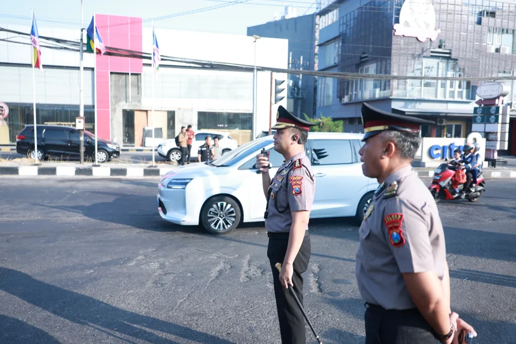 Kapolres Gresik Turun Langsung Atur Lalu Lintas Pagi di Simpang Tiga PLN Kebomas
