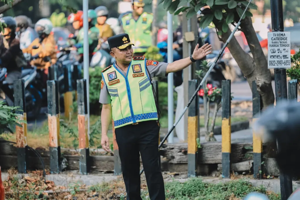 Kapolda Jatim Turun Langsung Pantau Pelayanan Lalu Lintas di Surabaya