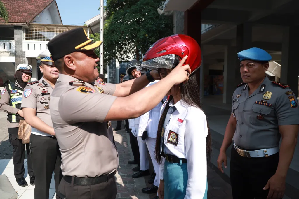 Polisi Bersama Masyarakat: Aksi Simpatik Polres Jember Edukasi Keselamatan Berkendara
