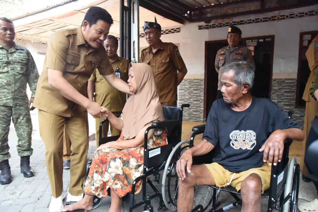 Sidak ke Prambon, Bupati Subandi Pastikan Perbaikan RTLH dan Salurkan  Bantuan Kursi Roda