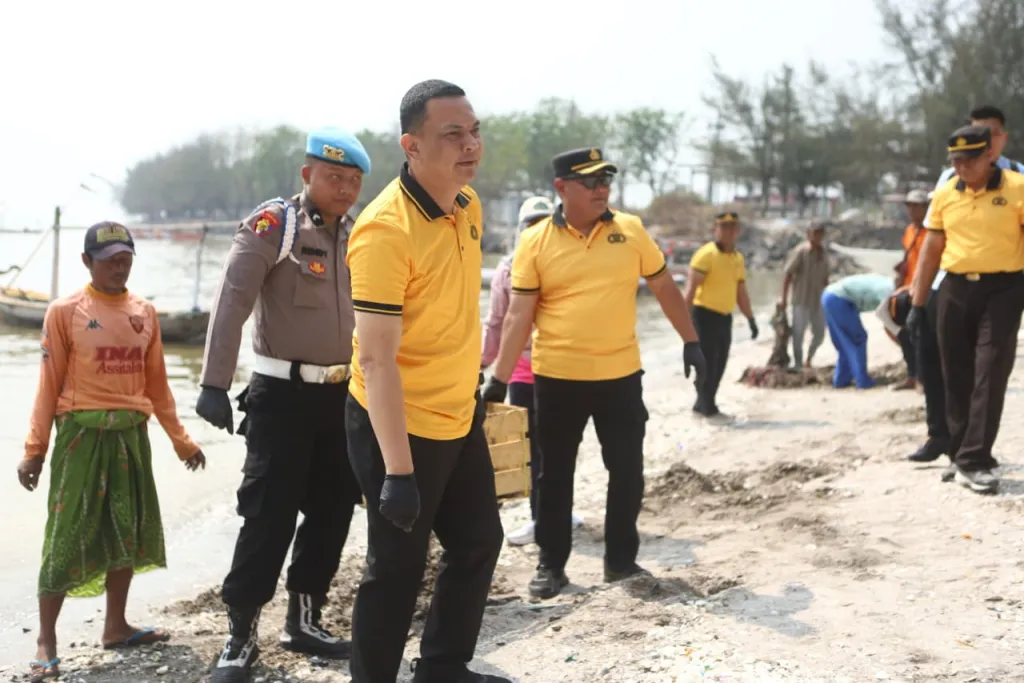 Gelar Green Policing di Pantai Kenjeran, Polres Pelabuhan Tanjung Perak Bersihkan Lingkungan dan Bagikan Sembako