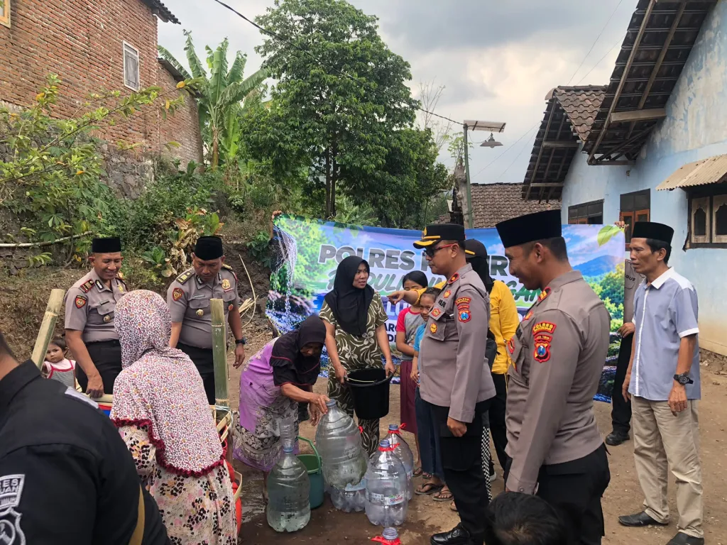Polres Pasuruan Salurkan Air Bersih untuk Warga Terdampak Karhutla