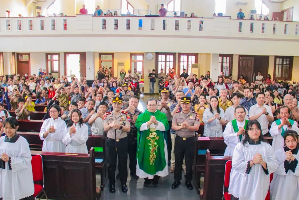 Minggu Kasih Kapolri, Kapolres Pasuruan Pererat Silaturahmi dengan Jemaat Gereja Santa Theresia Pandaan