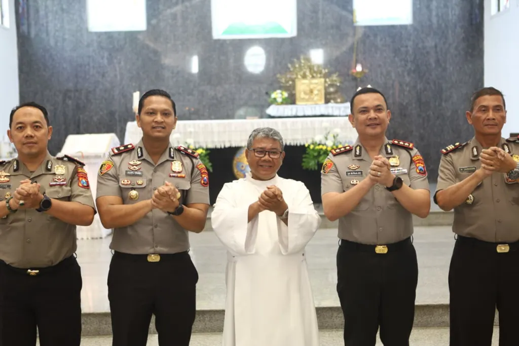 Minggu Kasih Kapolres Tanjung Perak Ajak Jemaat Paroki Santo Mikael Jaga Kerukunan dan Keamanan