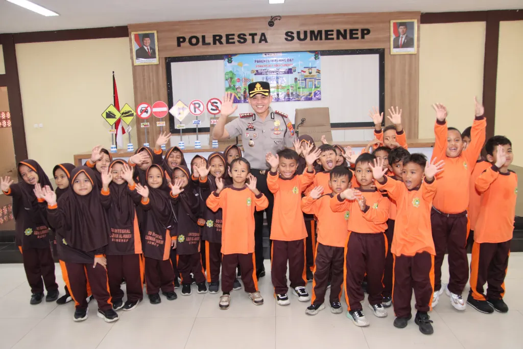 Kapolresta Sumenep Tanamkan Pesan Kamtibmas Sejak Dini kepada Anak-anak SD melalui Program Polisi Peduli Pendidikan