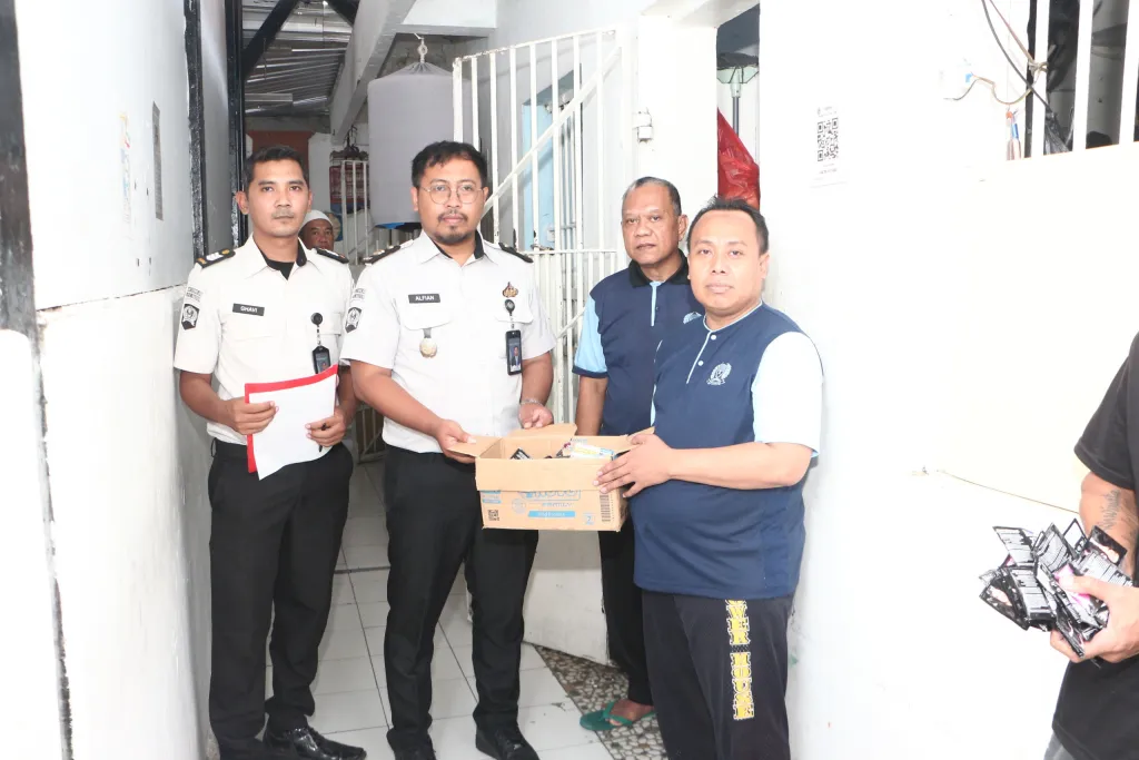 PEDULI KESEHATAN Lapas Kelas I Madiun Bagikan Peralatan Mandi kepada 194 Warga Binaan