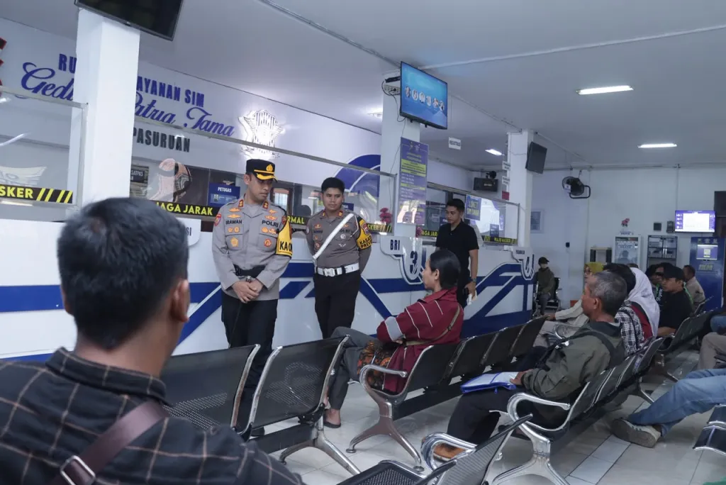 Sapa Pemohon SIM, Kapolres Pasuruan Sosialisasikan Operasi Patuh Semeru 2026
