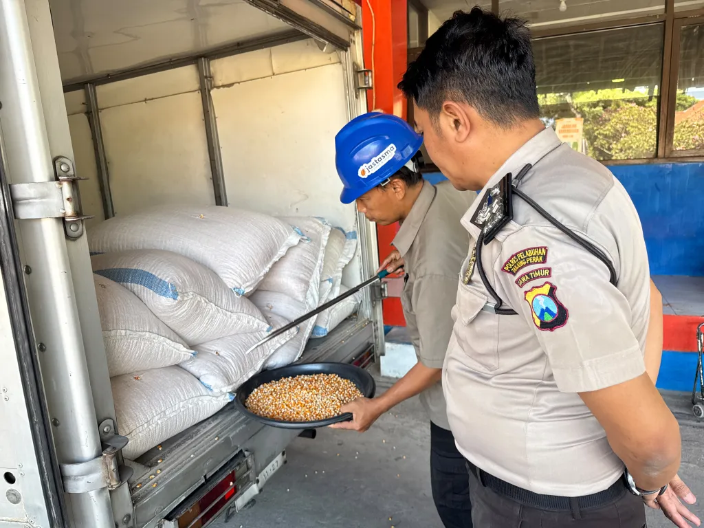 Polres Pelabuhan Tanjung Perak Pasok 1 Ton Jagung Hasil Panen Binaan ke Bulog