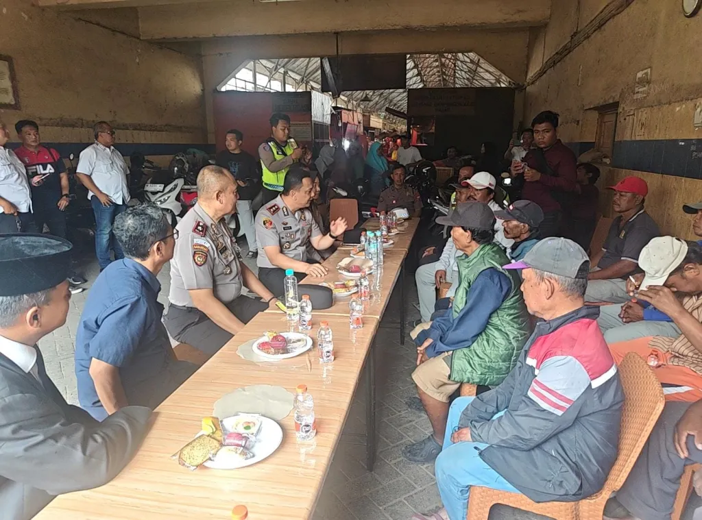 Cangkrukan Kamtibmas, Kapolres Pelabuhan Tanjung Perak Serap Aspirasi Pekerja Pasar Pabean. 
