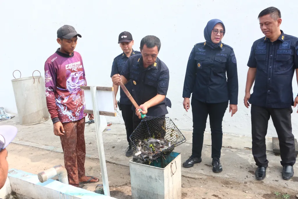 Lapas Kelas I Madiun Panen 70 Kilogram Lele untuk Dukung Ketahanan Pangan Dapur Bersahaja