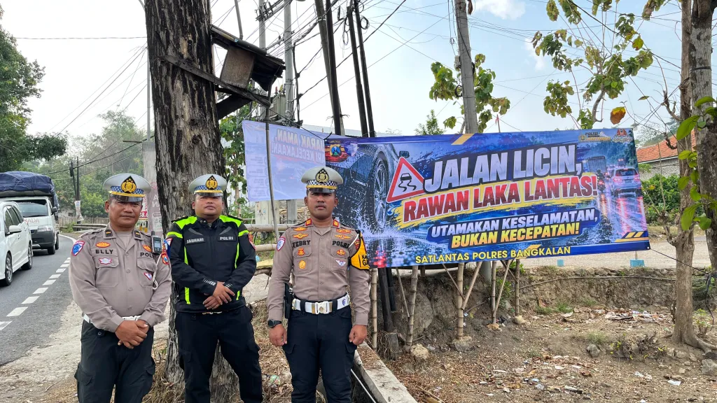 Operasi Patuh Semeru 2026, Satlantas Polres Bangkalan Pasang Spanduk di Tanah Merah dan Galis