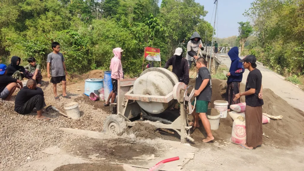 Wujud Kemanunggalan TNI-Rakyat, Babinsa Koramil Sampang Bersama Warga Gotong Royong Bangun Jembatan