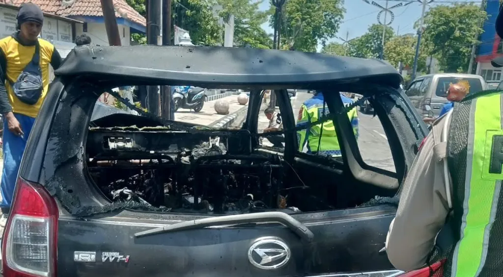 Mobil Daihatsu Xenia Ludes Terbakar dan Tabrak Tiang Telkom di Sampang, Dua Orang