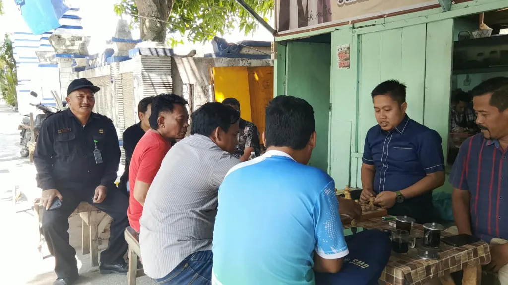 Pererat Tali Silaturahmi, Ketua DPRD Sampang Asyik Ngopi dan Main Catur Bareng Jurnalis dan LSM