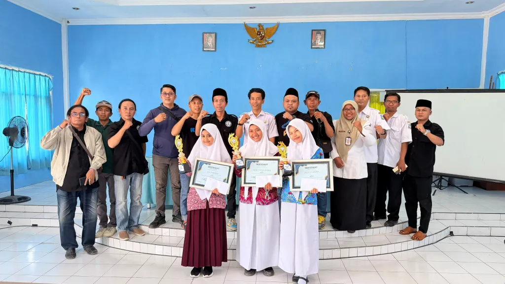 Dampingi Pembagian Hadiah Lomba Puisi HUT PJS ke-5, Kacabdik wilayah Sampang Apresiasi Prestasi Siswa