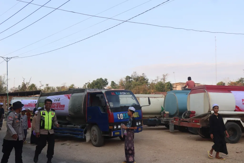 Atasi Krisis Air Bersih, Polres Sampang Salurkan 120 Ribu Liter Air ke Ponpes Lanbulan