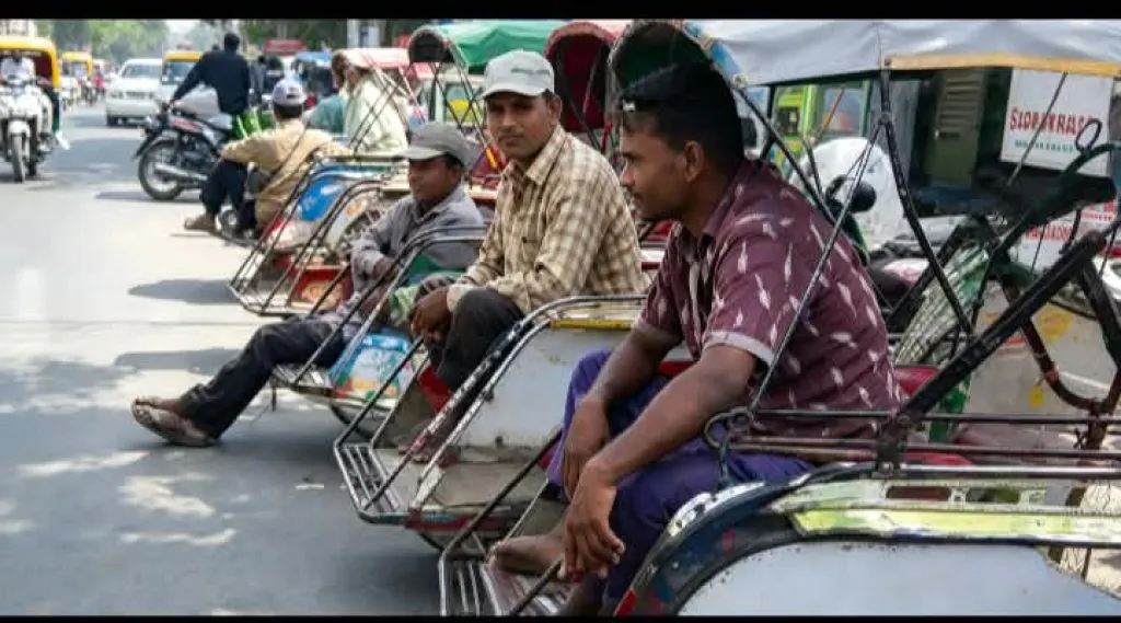 Konsisten Berbagi di Akhir Masa Jabatan, Dandim 0828/Sampang Bagikan Nasi Kotak untuk Kaum Dhuafa