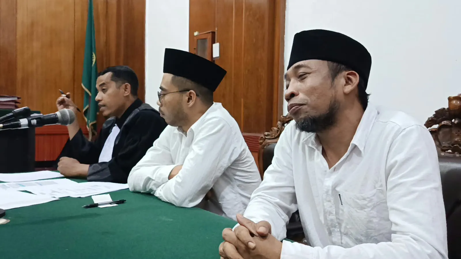 CCTV Diputar, Hakim Cecar Haji Yus Soal Aksi 'Pegang Pipi' Korban Pengeroyokan