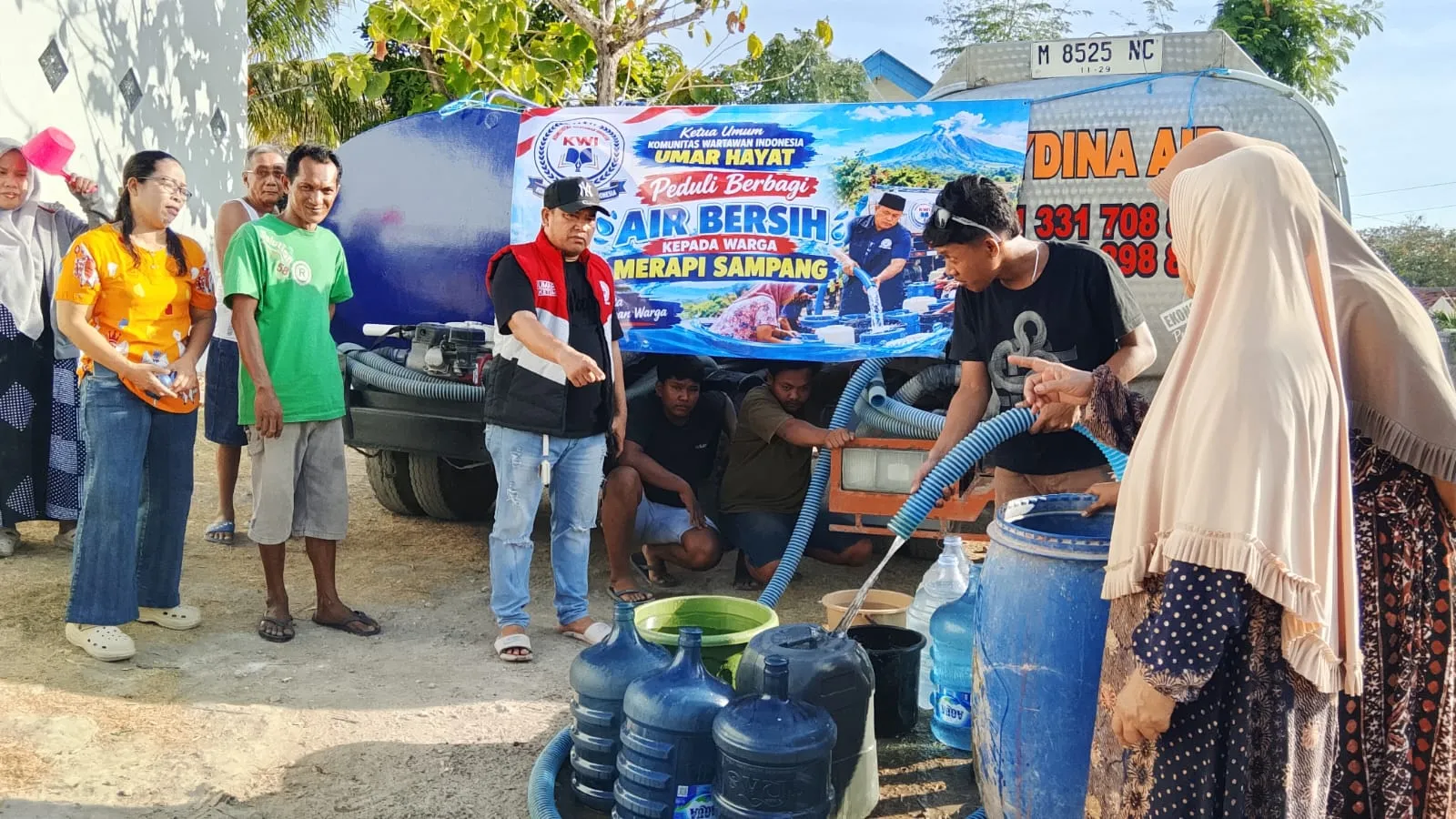 Wujud Kepedulian Sosial, Ketum KWI Umar Hayat Salurkan Air Bersih ke Kampung Merapi Sampang