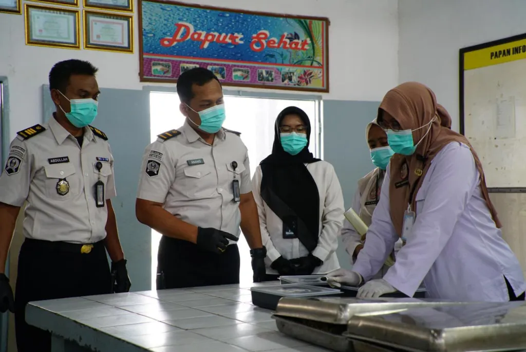 Bersama Puskesmas Teja, Lapas Narkotika Pamekasan Pastikan Kualitas dan Higienitas Makanan Warga Binaan