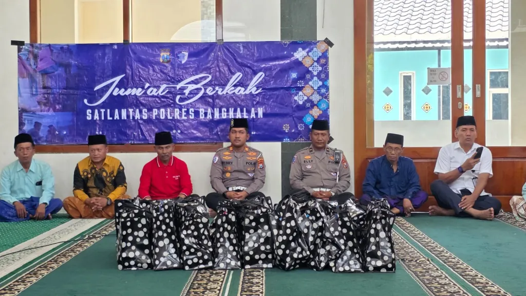 Jumat Berkah, Kasat Lantas Polres Bangkalan AKP Febry Hermawan Pimpin Penyaluran Paket Sembako