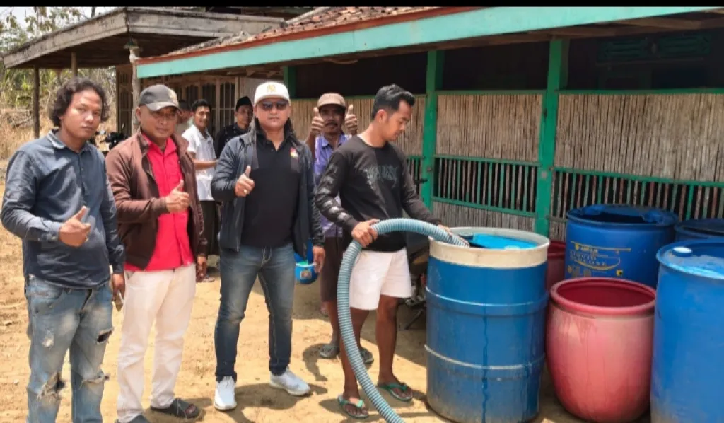 Peduli Dampak Kemarau Panjang, Formabes dan Madas Sedarah Salurkan Bantuan Air Bersih ke Desa Batorasang