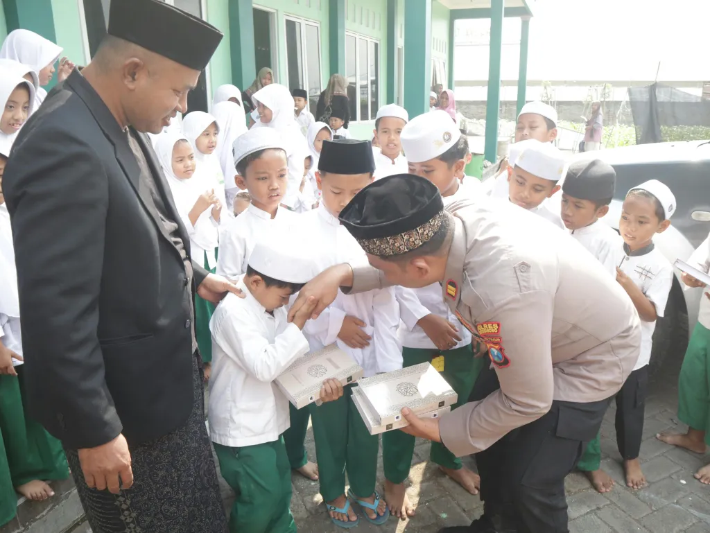 Peringati Hari Santri Nasional 2026, Polsek Pujer Peduli Salurkan 400 Al - Qur'an di 20 Taman Pendidikan dan Musholla