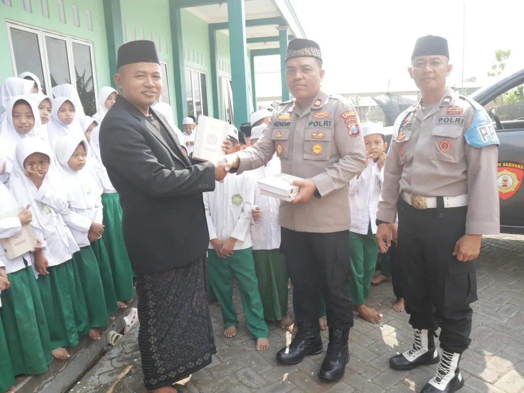 Peringati Hari Santri Nasional 2026, Polsek Pujer Peduli Salurkan 400 Al - Qur'an di 20 Taman Pendidikan dan Musholla