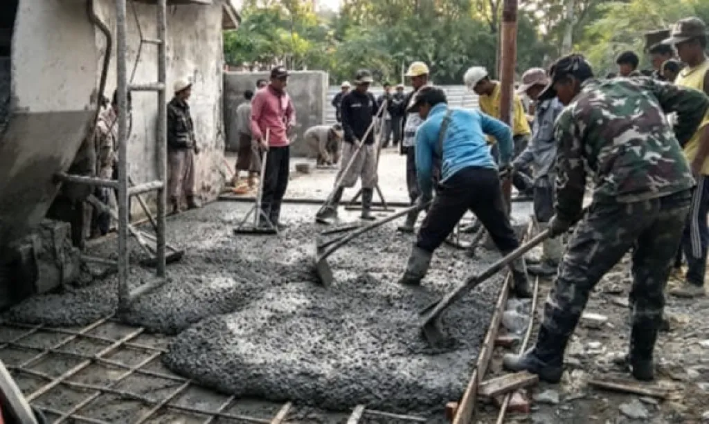 Percepat Akses Jalan Desa, Babinsa Koramil Kedungdung Bahu-Membahu Cor Rabat Beton Bersama Warga