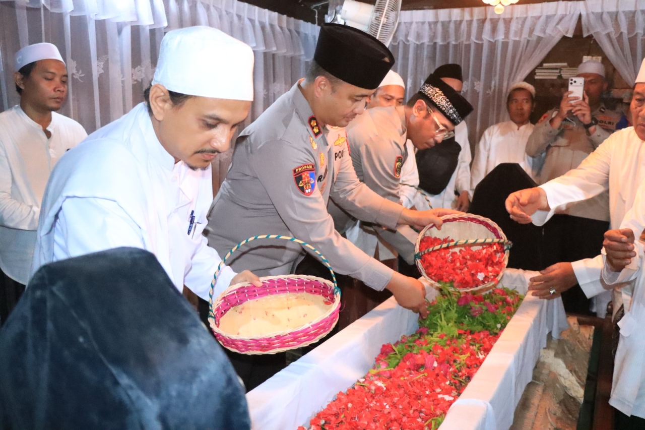 Awali Tugas Baru, Kapolres Gresik Ziarah Wali dan Ulama