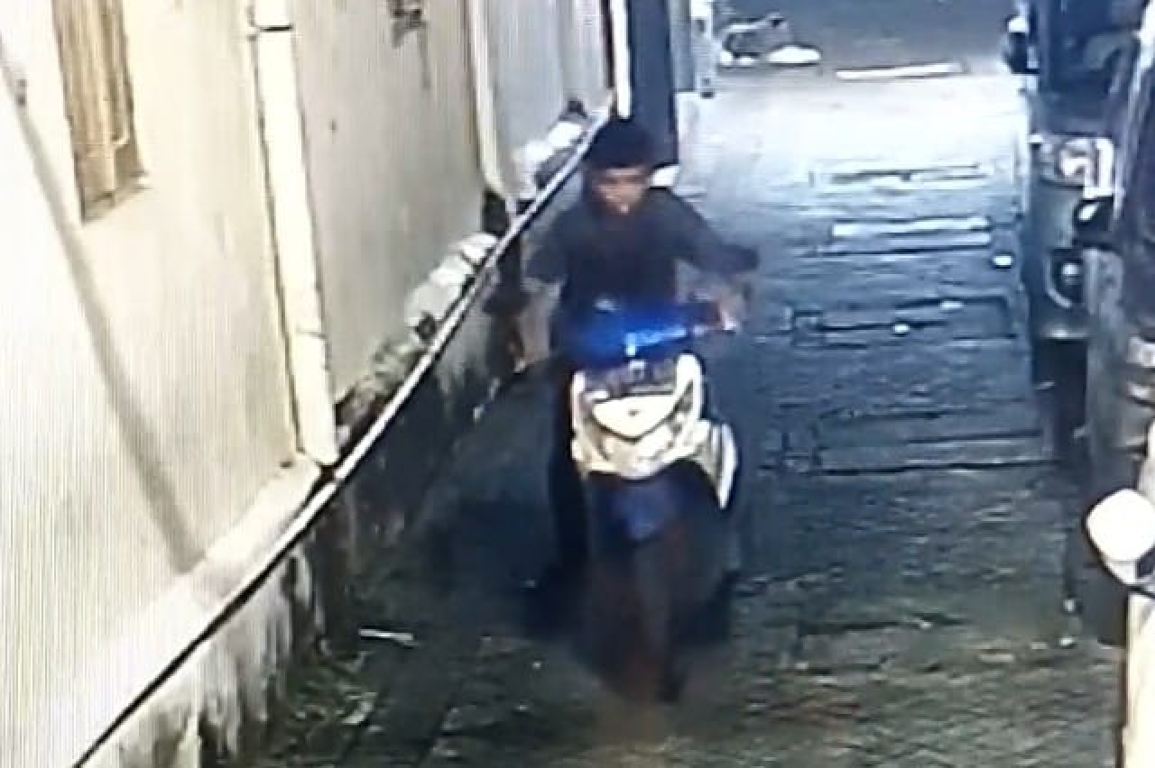 Motor Honda Beat Hilang Dicuri di Genteng Surabaya, Korban Serahkan Rekaman CCTV Ke Polisi