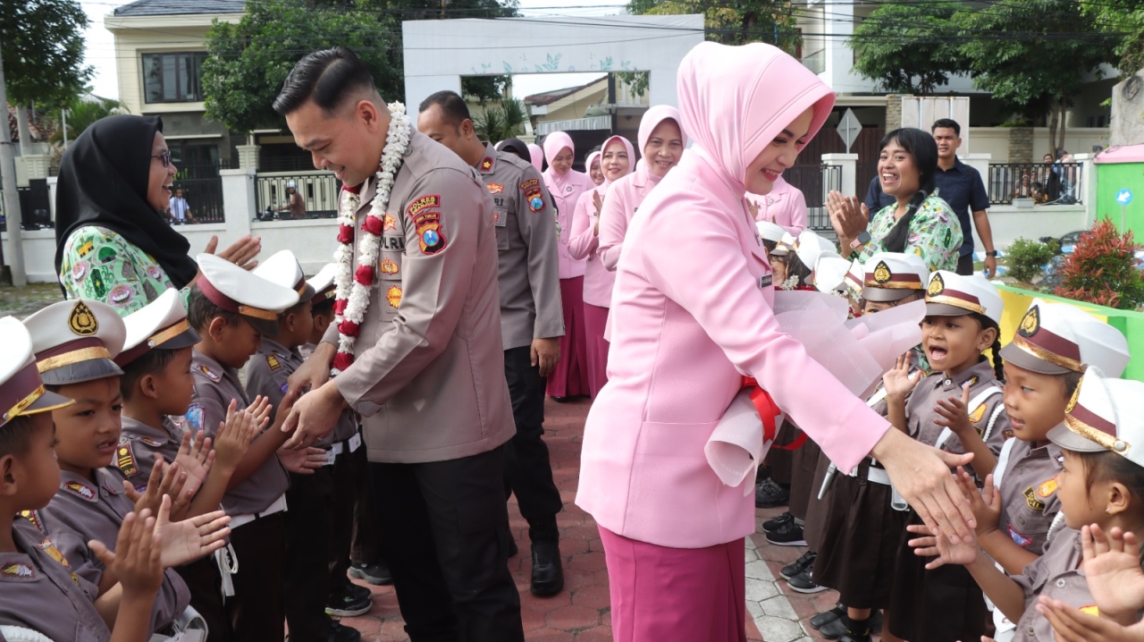 Kapolres Nganjuk dan Ketua Bhayangkari Kunjungi TK Kemala Bhayangkari Nganjuk dan Kertosono