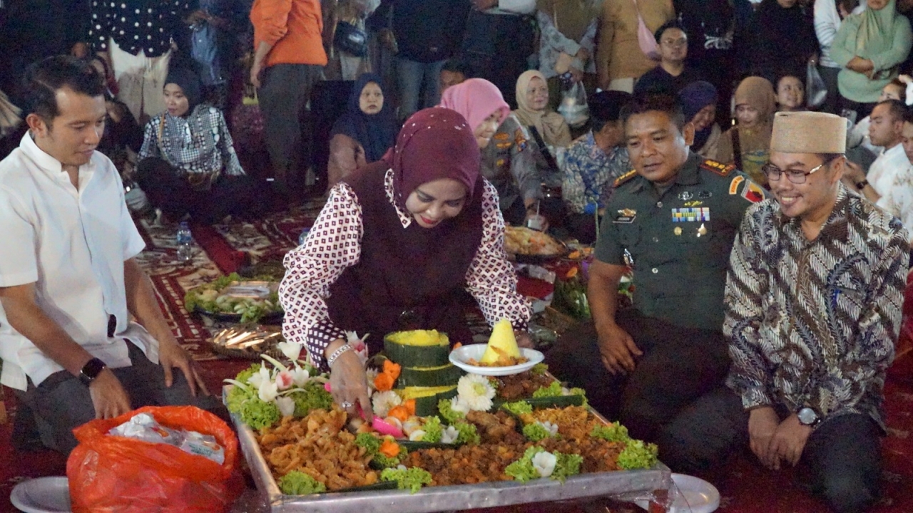 Wakil Bupati Sidoarjo Ajak Ribuan Warga Rayakan Harjasda ke-167 Lewat Makan Bersama di Monumen Jayandaru