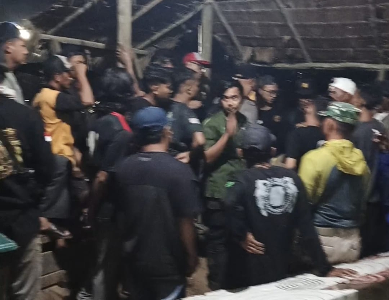 Tak Terima Kontrak Kerja Dialihkan Sepihak, Sejumlah Warga Desa Batu Barat Nyaris Baku Hantam Dengan Manager PT JV