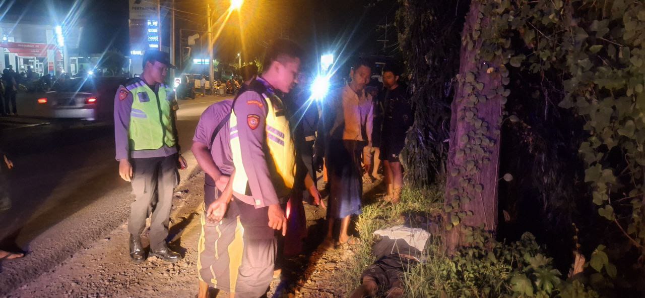 Unit Gakkum Satlantas Polres Lamongan Evakuasi Korban Laka Lantas di Jalan Raya Deandles Paciran