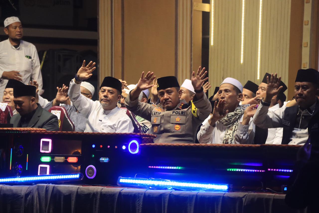 Kapolres Probolinggo : Malam Pergantian Tahun Kondusif, Masyarakat Gelar Sholawat dan Doa Bersama