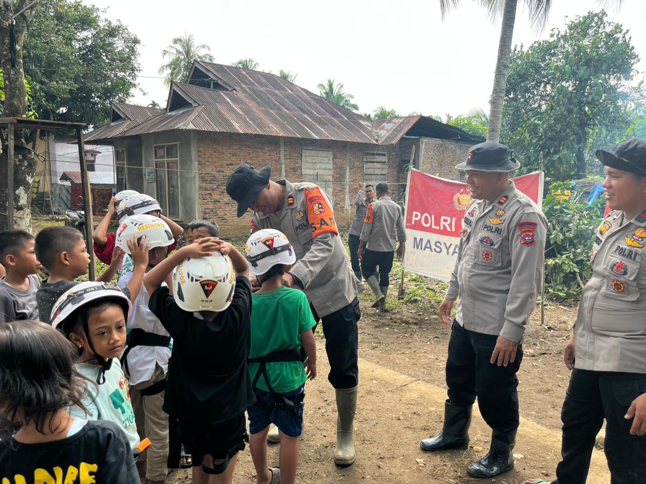 Trauma Healing Polri Hadirkan Flying Fox untuk Kembalikan Senyum Anak-Anak Terdampak Bencana di Kayu Pasak