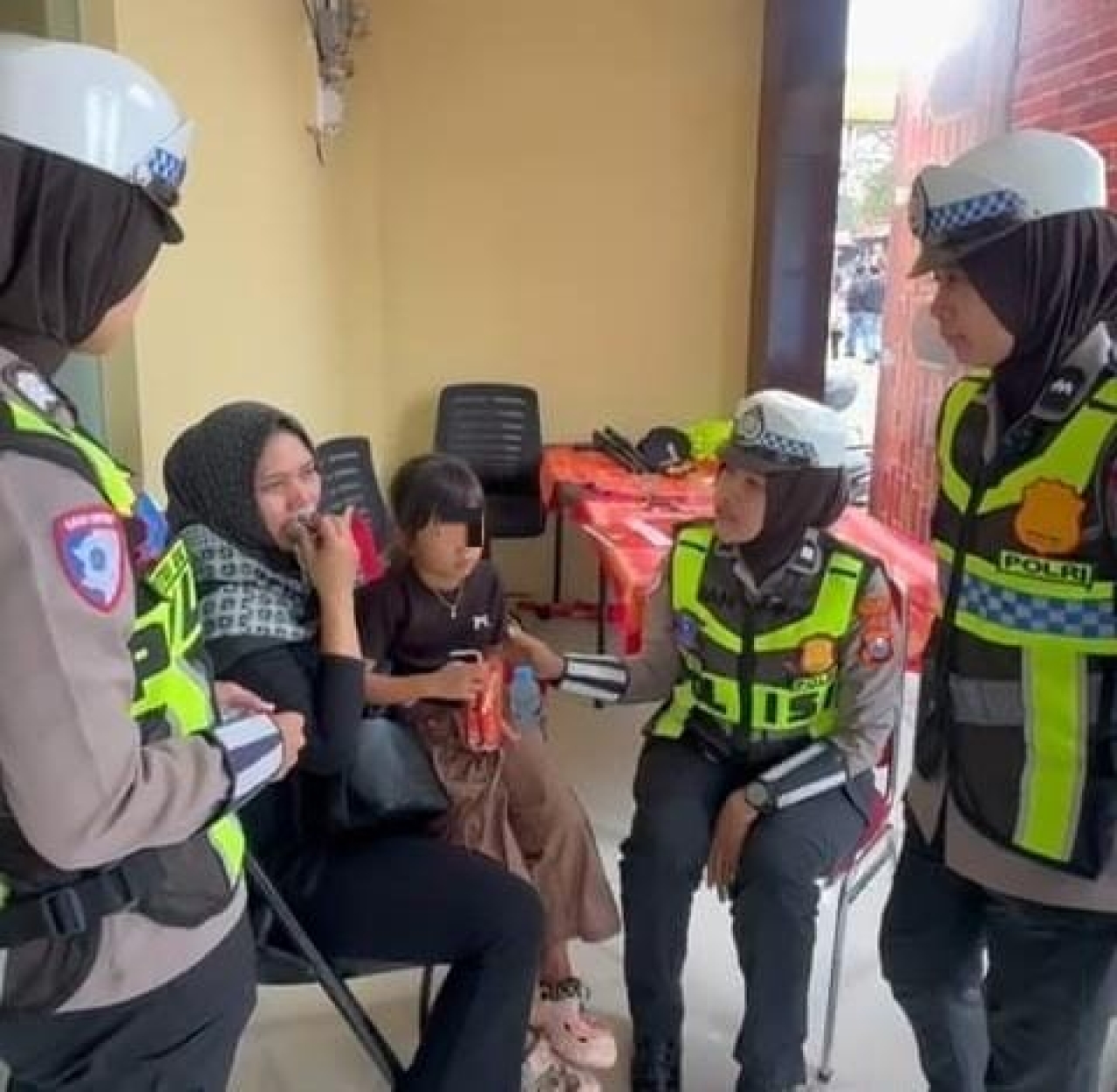 Kesigapan Polisi di Magetan Temukan Anak Terpisah dari Orang Tuanya di WisataTelaga Sarangan