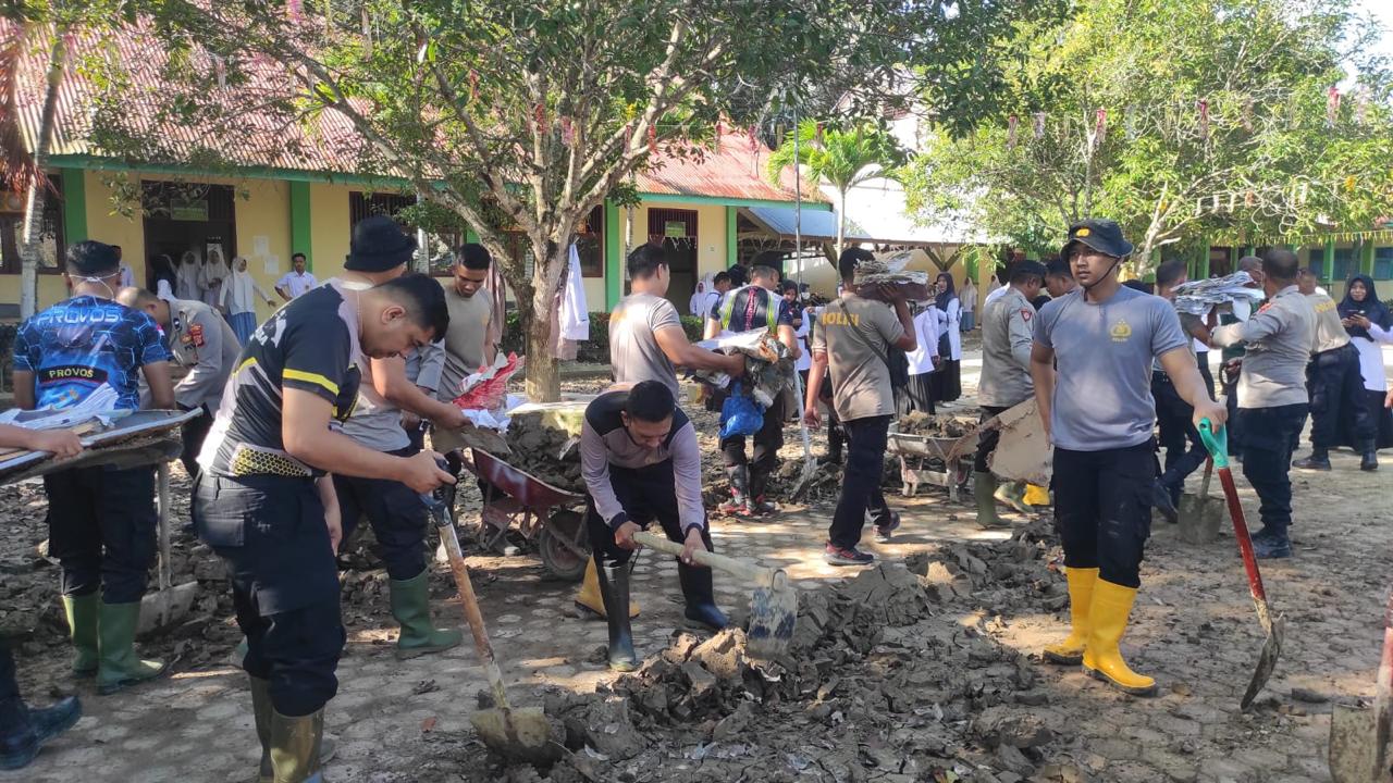 Polri Hadir, Rakyat Bangkit Percepat Pemulihan Pascabanjir Bandang di Bireueun Aceh