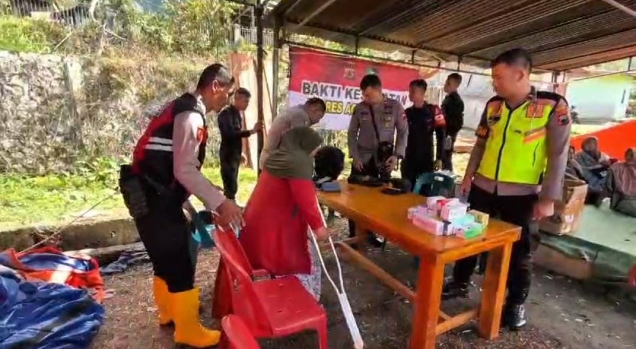 Dari Posko hingga Pintu Rumah, Polri Hadir Pastikan Layanan Kesehatan Warga Terdampak Bencana di Kala Segi Aceh Tengah