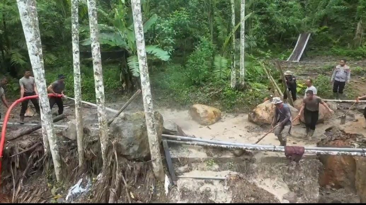 Tengah Lumpur dan Harapan, Polri Bersama Warga Buka Akses Jalan Kampung Setie Pascabencana