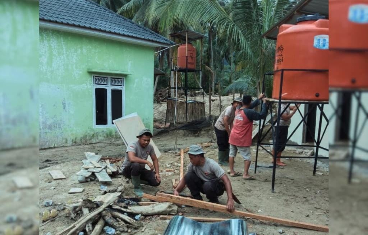 Brimob Hadirkan Sanitasi Layak bagi Korban Banjir di Desa Tolang julu